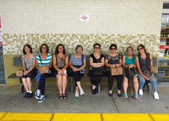 As senhoras tomando um descanso antes de embarcar no ônibus