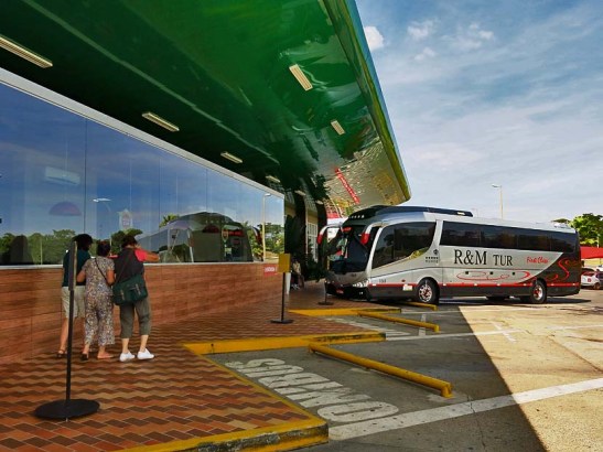 Uma parada na estrada num posto de abastecimento