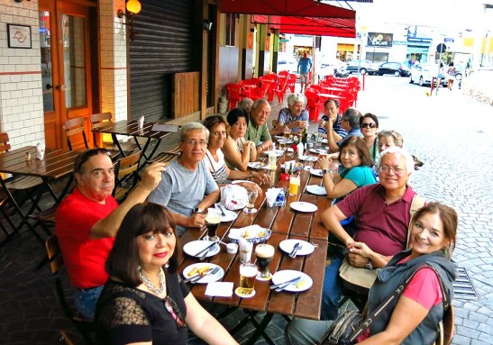 Após percorrer pelas lojas, a pausa final no restaurante Boteco, para um refresco e petisco, e principalmente pela cerveja artesanal da região que os entendidos diziam ser saborosa.