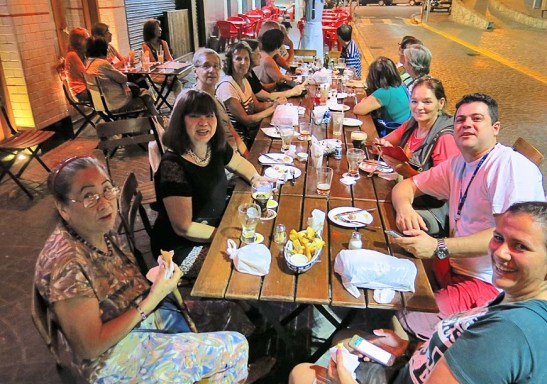 Aos poucos vai juntando mais gente nas mesas com o fim do passeio se aproximando com a chegada da noite.