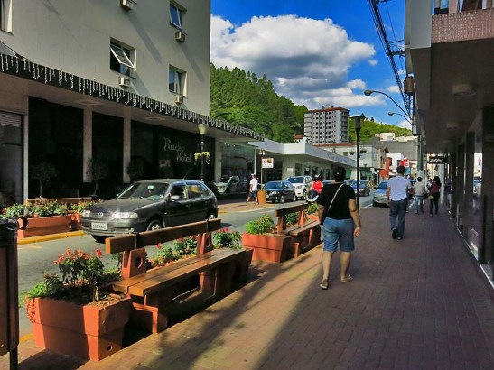 As ruas e lojas até que estavam bastante vazias, afinal era segunda-feira que precedia o feriado prolongado de 4 dias do Dia de Tiradentes.