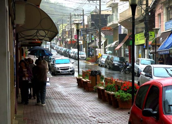 A chuva não atrapalhou as compras.