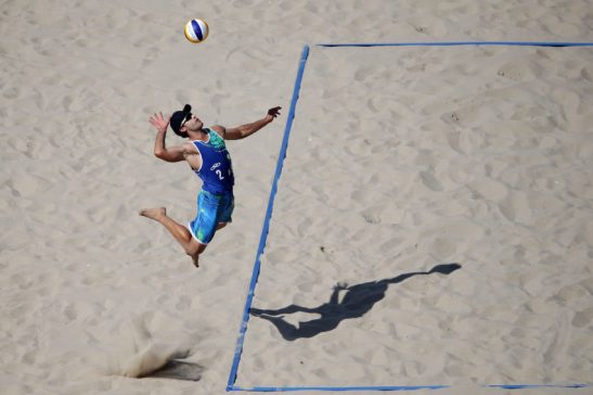 Rio de Janeiro- RJ- Brasil- 06/08/2016- O Brasil largou com vitória no vôlei de praia dos Jogos Olímpicos do Rio de Janeiro (RJ). Alison e Bruno Schmidt superaram os canadenses Binstock e Schachter por 2 sets a 0 (21/19, 22/20), em 47 minutos de partida, na manhã deste sábado (06.08), na Arena de Vôlei de Praia, em Copacabana. Eles voltam a quadra na próxima segunda-feira (08.08), contra os austríacos Doppler e Horst, pela segunda rodada do grupo A. Foi o quinto confronto contra a dupla canadense e a quinta vitória dos brasileiros, que nunca perderam um set no duelo. A partida foi equilibrada, mas o apoio da torcida foi fundamental em momentos decisivos do jogo, como quando o time do Canadá teve a chance de fechar o segundo set. O resultado deixa Alison e Bruno empatados com os italianos Carambula/Ranghieri, que também venceram na estreia da chave. Foto: FIVB