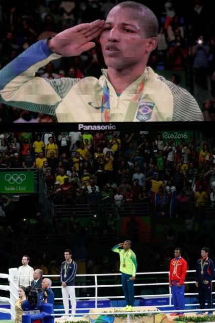 Rio de Janeiro - Por decisão unânime dos juízes, o lutador brasileiro Robson Conceição derrotou o francês Sofiane Oumiha e garantiu o ouro na categoria peso ligeiro, até 60 quilos (Fernando Frazão/Agência Brasil)