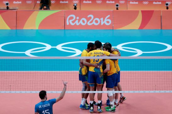 A fase de quartas de final do torneio masculino de vôlei dos Jogos Olímpicos do Rio de Janeiro contou com o principal clássico sul-americano. No final do jogo desta quarta-feira (17.08), melhor para o Brasil que derrotou a Argentina por 3 sets a 1 (25/22, 17/25, 25/20 e 25/23), em 1h45 de jogo, no ginásio do Maracanãzinho. Com a vitória, o time comandado pelo técnico Bernardinho está classificado para a semifinal da competição. Foto: Inovafoto/ CBV