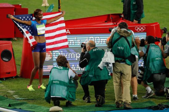 Rio de Janeiro - Dalilah Muhammad, dos Estados Unidos, vence os 400m com barreiras nos Jogos Rio 2016, no Estádio Olímpico. (Fernando Frazão/Agência Brasil)