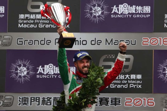 Tiago Monteiro comemora a vitória. Foto: GCS