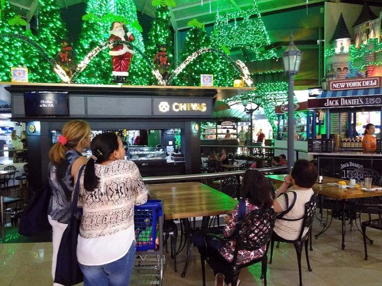 Show de luzes com música nos enfeites