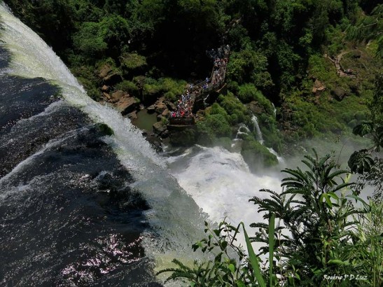 As cataratas no lado argentino, com vistas do piso superior e inferior