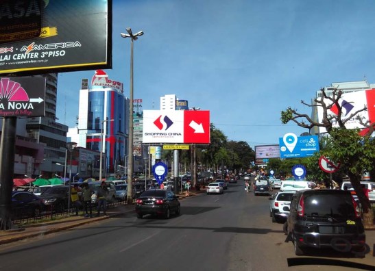 O prédio da Mega Eletrônicos à esquerda. Bom preço e produtos originais.