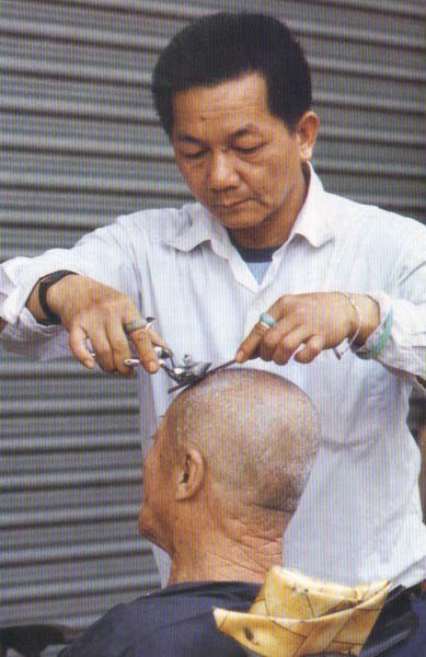 macau-barbeiros-ao-ar-livre-1986-4