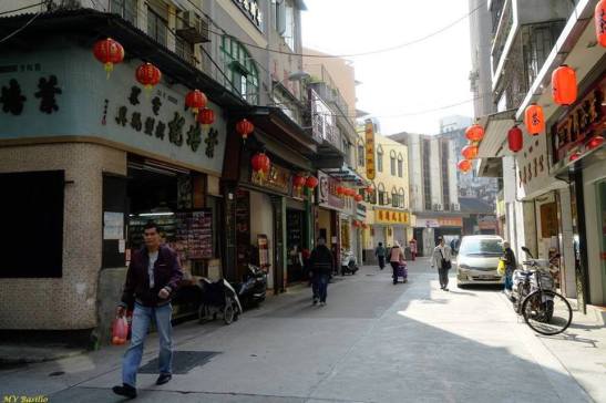 Um troço da Rua de 5 de Outubro, vendo-se ao fundo o telhado do templo chinês Hóng Kông Mil. Foto M.V. Basílio