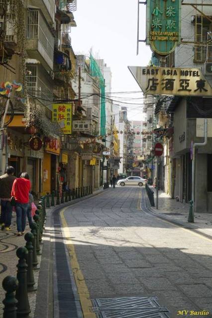 Vê-se um automóvel a circular na Avenida de Almeida Ribeiro. Foto M.V. Basílio