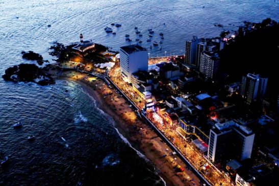27/02/2017-Salvador- BA, Brasil- CARNAVAL TRIOS ELETRICOS ESPALHADOS PELA ORLA DE SALVADOR MILHARES DE FOLIÕES E TURISTAS NÃO DESCASAM NO CARNAVAIL BAIANO. Foto: Manu Dias / GOVBA